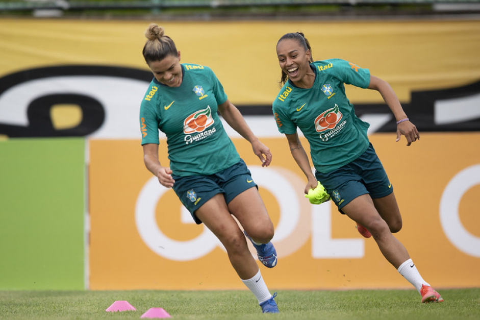 Tamires e Adriana são duas das jogadoras do Corinthians que estavam com a Seleção Brasileira em Manaus