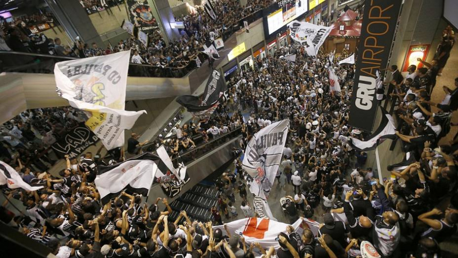 Há nove anos, a torcida do Corinthians invadia o aeroporto de Guarulhos para apoiar o time que ia disputar o Mundial de Clubes