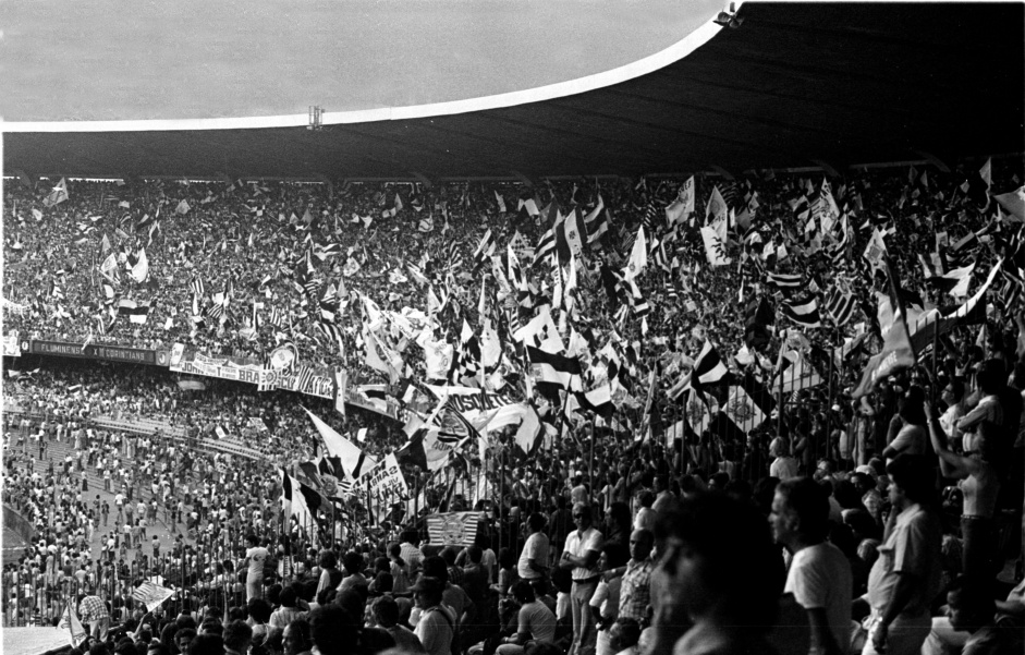 Há 45 anos, a torcida do Corinthians compareceu em peso no Maracanã para as semifinais do Brasileirão