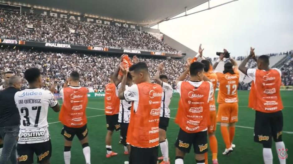 Jogadores do Corinthians aplaudiram torcida no final da última partida em casa na temporada 2021