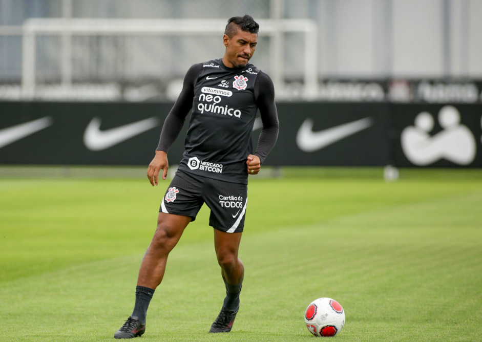 Volante Paulinho treina no centro de treinamentos do Corinthians