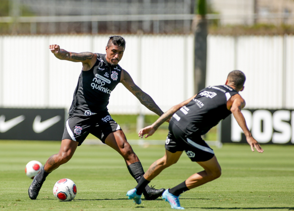 Paulinho e Gabriel Pereira em treino da manhã do Corinthians nesta terça-feira