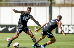 Paulinho e Gabriel Pereira em treino da manhã do Corinthians nesta terça-feira