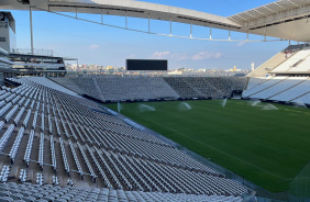 Diferença de cores do setor norte mostra o impacto do trabalho de limpeza; Corinthians quer finalizar até terça-feira, quando o estádio será reaberto à torcida