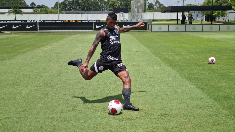 Corinthians realizou atividade focada em bolas paradas neste domingo