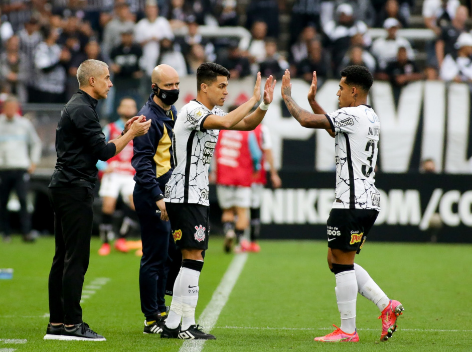 Conmebol optou por manter a regra de até cinco substituições por jogo na Libertadores e Sul-Americana