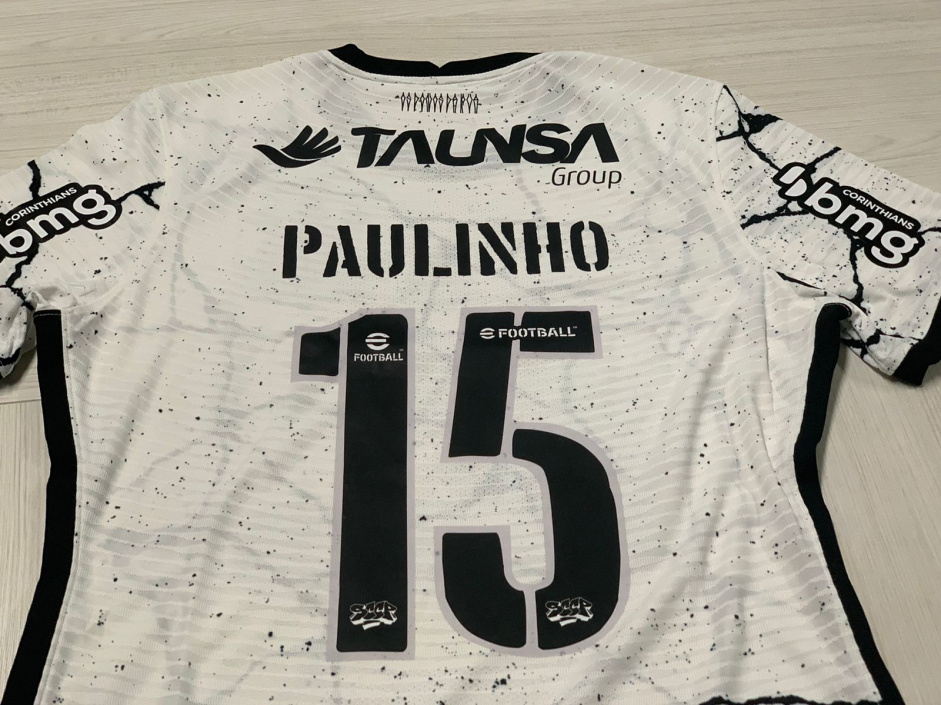 Taunsa ocupa a parte de cima da camisa do Corinthians