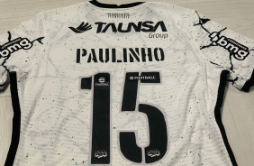 Taunsa ocupa a parte de cima da camisa do Corinthians