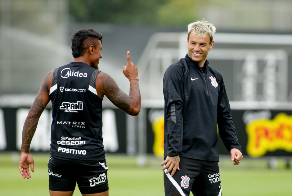 Paulinho voltou a defender o Corinthians nesta terça-feira