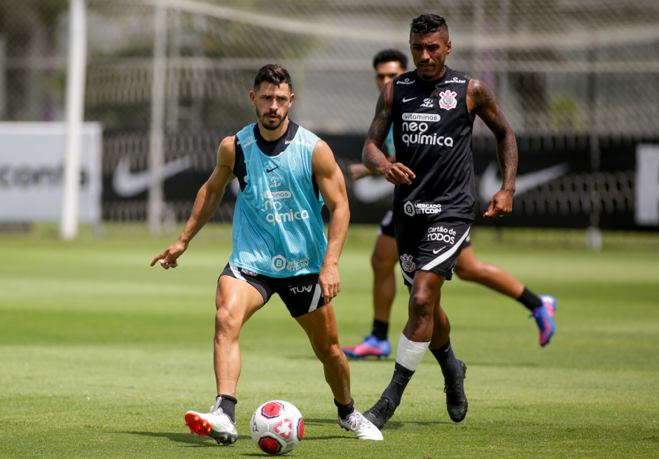 Giuliano e Paulinho em treino do Corinthians nesta quinta-feira