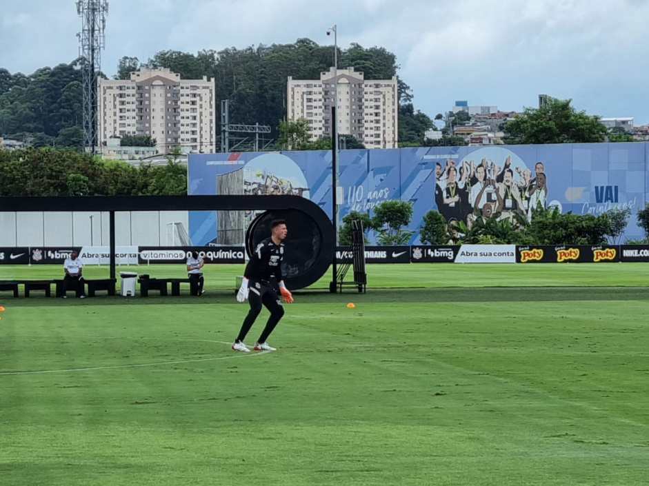 Ivan treinou no gramado do CT do Corinthians nesta sexta-feira