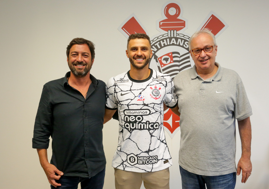 Júnior Moraes ao lado de Duilio e Roberto de Andrade; jogador chega para reforçar a equipe treinada por Vítor Pereira