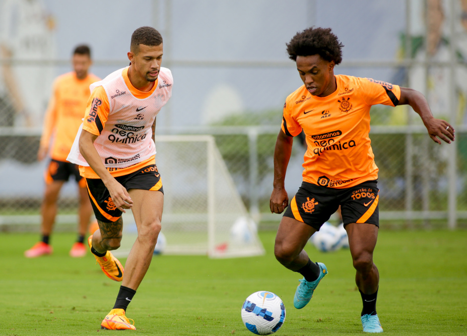 João Victor e Willian em treino do Corinthians nesta quinta-feira; meia voltou a campo após ficar na parte interna do CT na quarta-feira