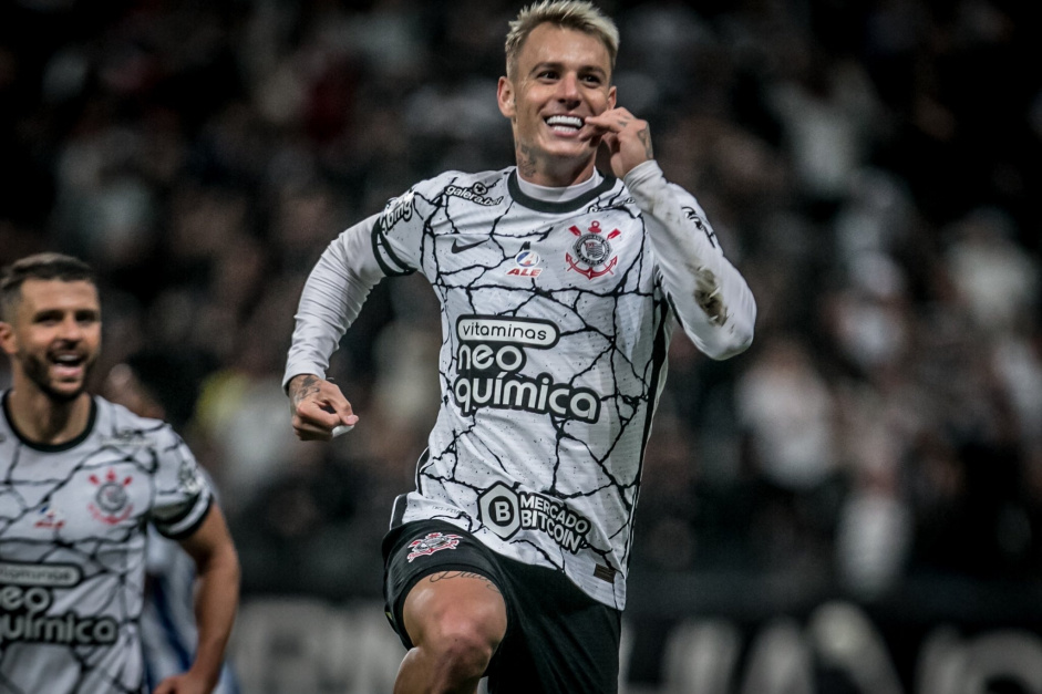 Róger Guedes marcou três gols e garantiu a vitória do Corinthians contra o Avaí
