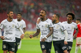 Corinthians é líder do Brasileirão com 13 pontos; equipe contou com tropeço de rival para manter a posição