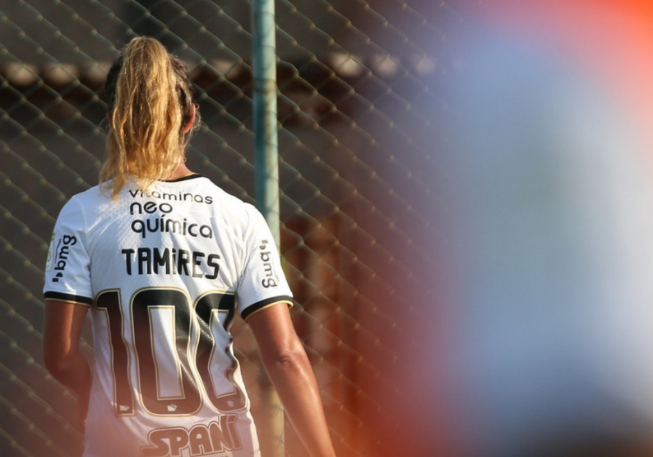 Tamires chegou aos 100 jogos pelo Corinthians neste domingo; meia está no clube desde 2019 e tem oito títulos