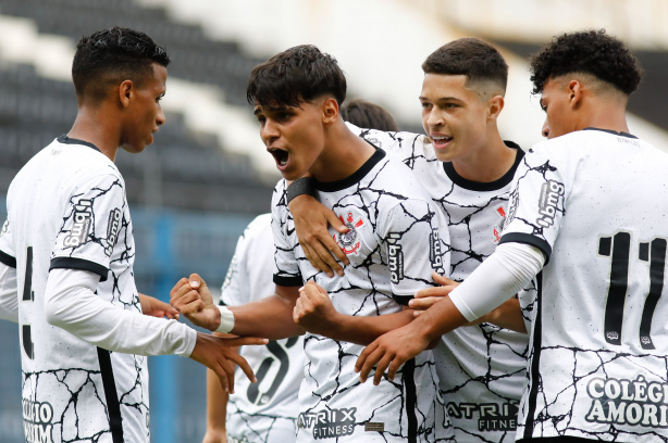 Guilherme Henrique comemora o segundo gol do Timão na vitória contra o Metropolitano