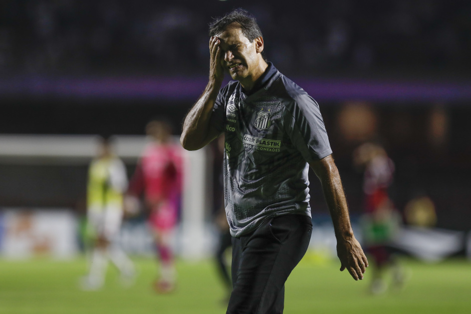 Fabián Bustos se mostrou abatido após ser goleado pelo Corinthians