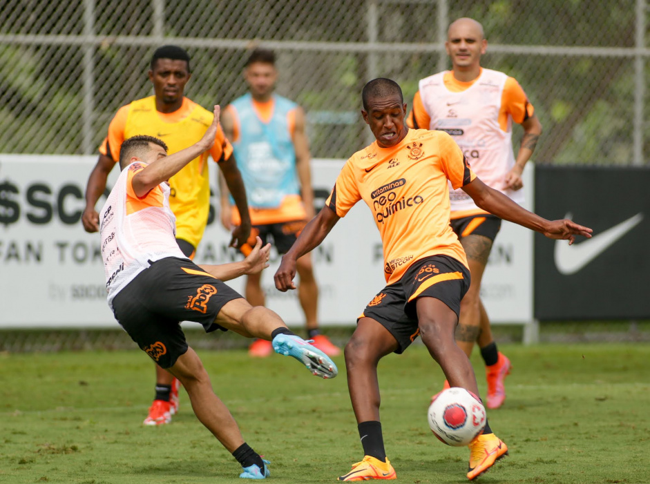 Robert Renan fez seu segundo jogo como titular do Corinthians; Fábio Santos revelou conversa com o jovem zagueiro