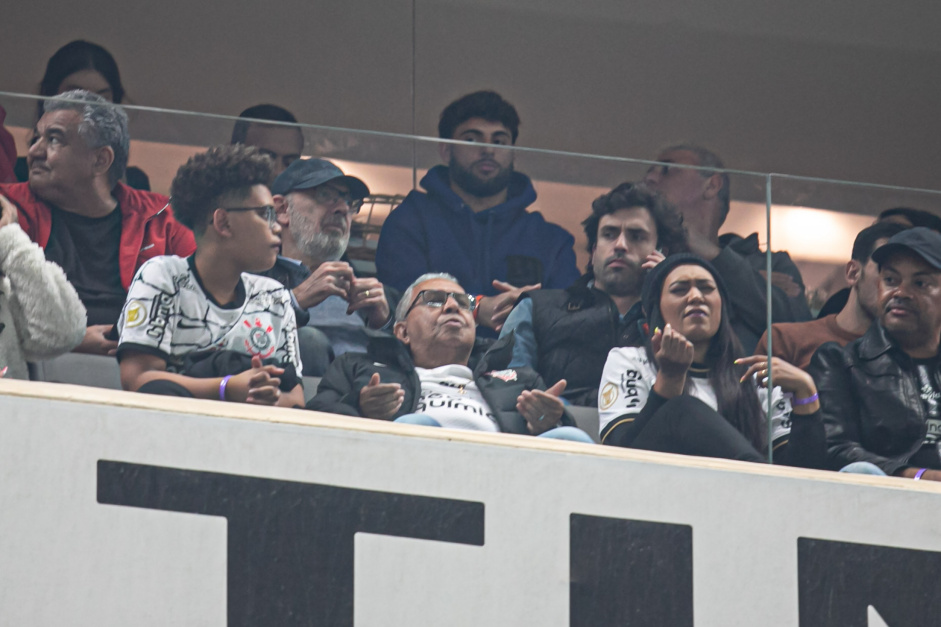 Yuri Alberto (de casaco azul, ao centro) assistindo à partida entre Corinthians e Boca Juniors