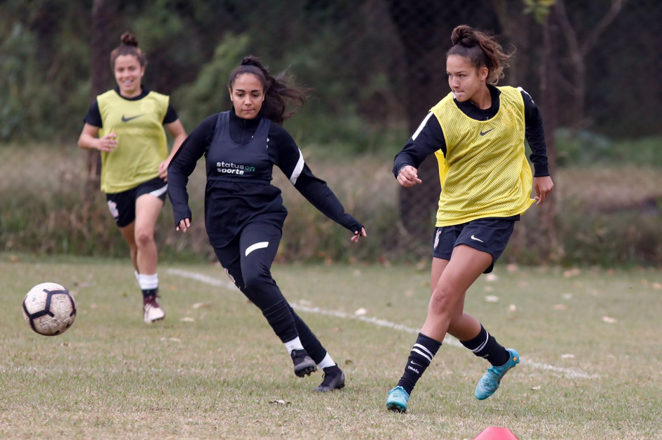 Lara Dantas (de colete amarelo) participou de seu primeiro treino com o Corinthians