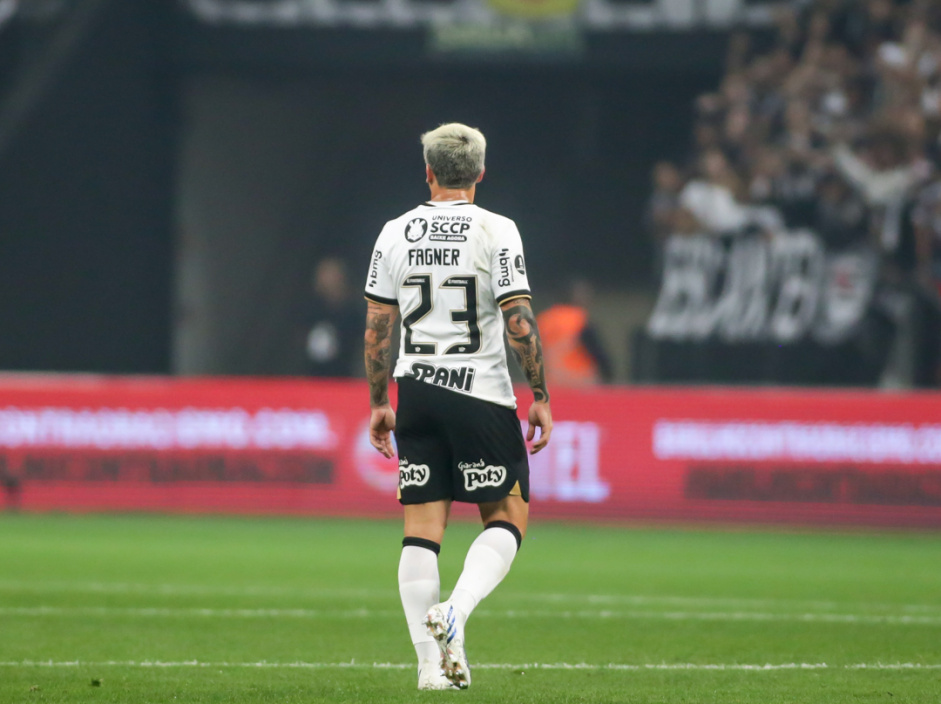 Corinthians ainda divulgará o diagnóstico, mas o problema muscular sofrido por Fagner no confronto de ida deve tirá-lo da decisão no início da semana