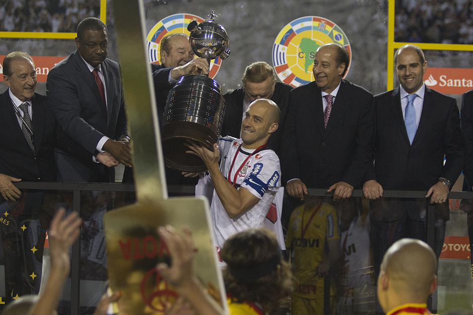 Alessandro levanta o troféu da Libertadores