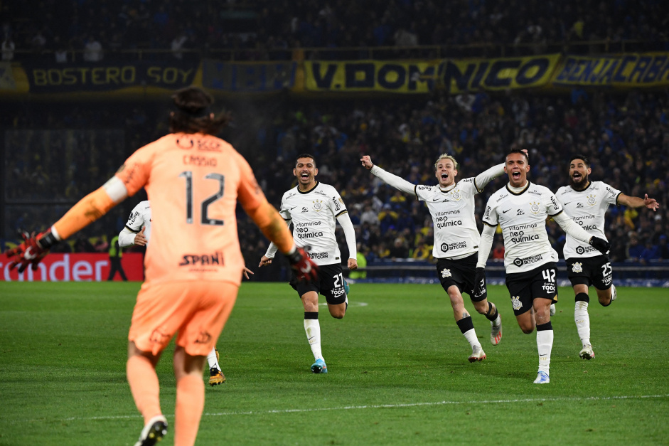 Cássio celebra com os jogadores a classificação do Corinthians