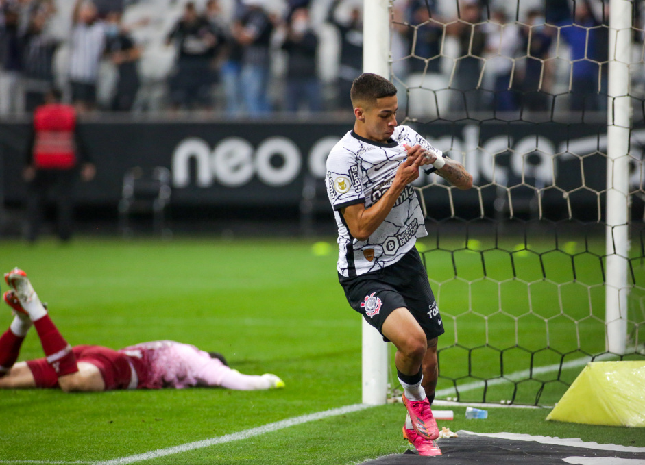 Gabriel Pereira completa 21 anos nesta segunda-feira; jogador foi vendido pelo Corinthians em maro de 2022