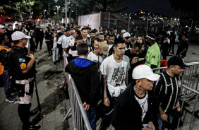 Torcedores do Corinthians na rua que dava acesso ao setor de visitantes do estádio do Maracanã