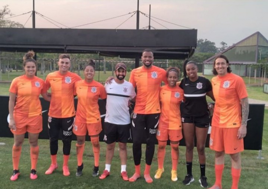 Cssio e goleiros da equipe masculina do Corinthians encontram goleiras do feminino no CT Joaquim Grava