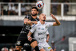 Corinthians toma gol nos �ltimos minutos e cede empate contra o Santos fora de casa