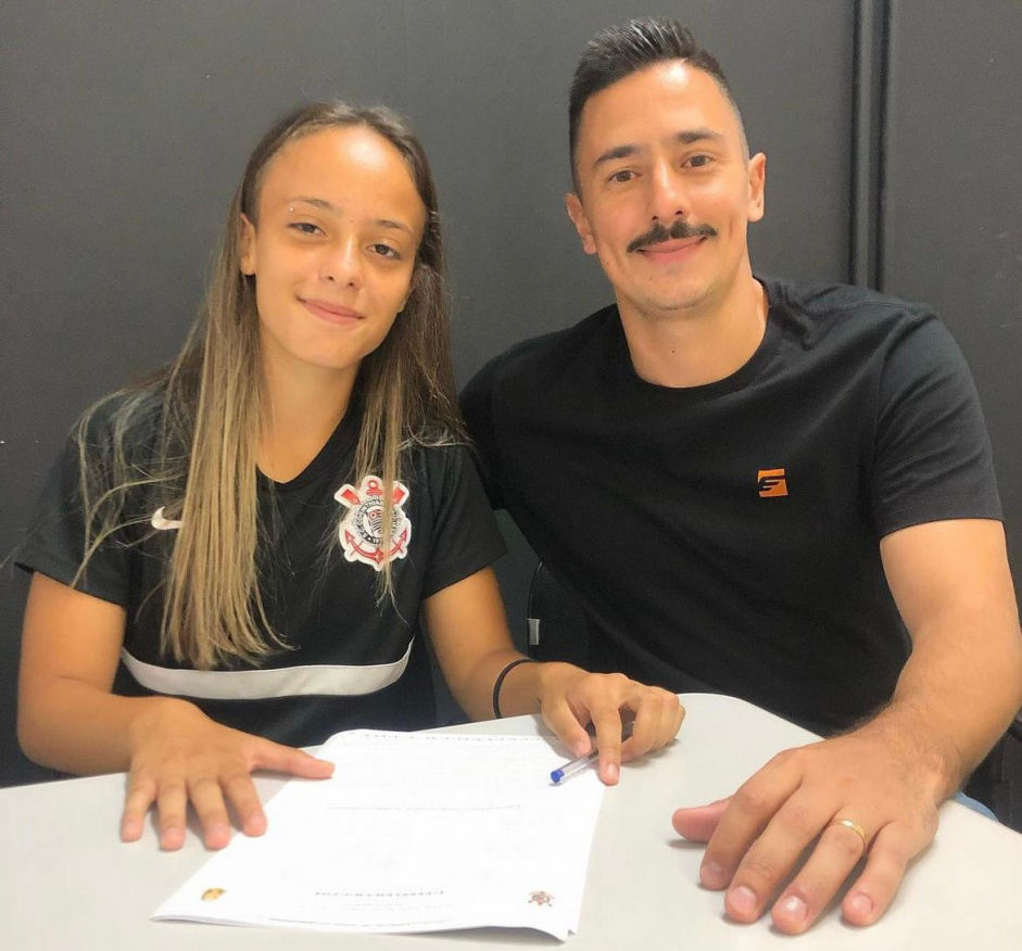 Julia Brito  a quarta Brabinha a assinar contrato profissional com o Corinthians