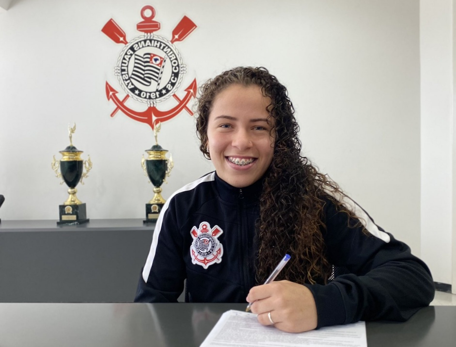 Miracatu assinou seu primeiro contrato profissional com o Corinthians