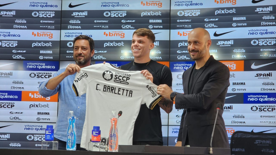Barletta  apresentado no Corinthians ao lado de Duilio Monteiro Alves e Alessandro