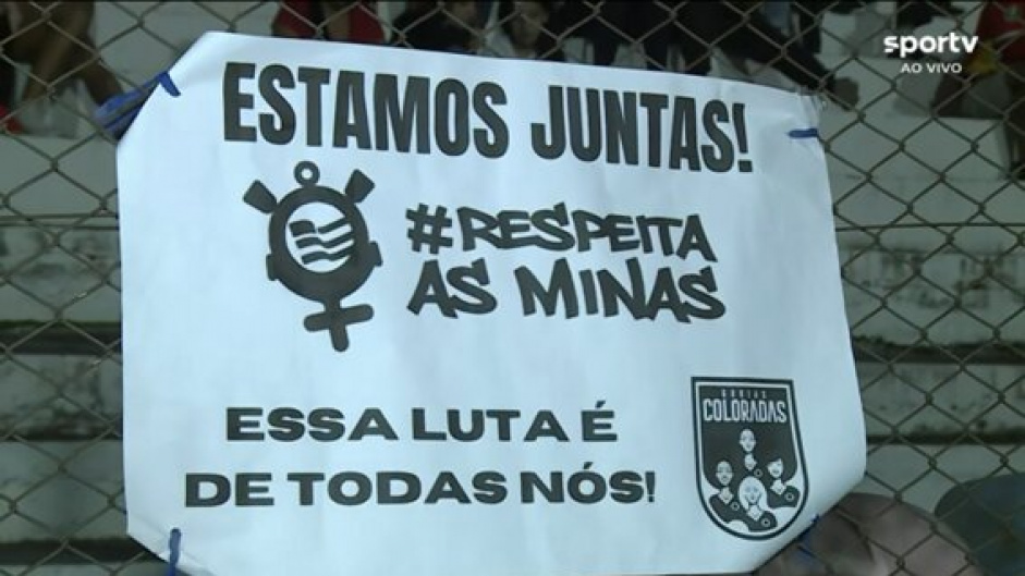 Cartaz com apoio as jogadoras do Corinthians foi visto na partida contra o Internacional