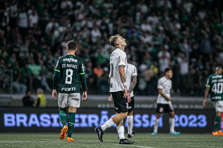 Rger Guedes em campo contra o Palmeiras, no Allianz Parque, pelo Brasileiro 2023