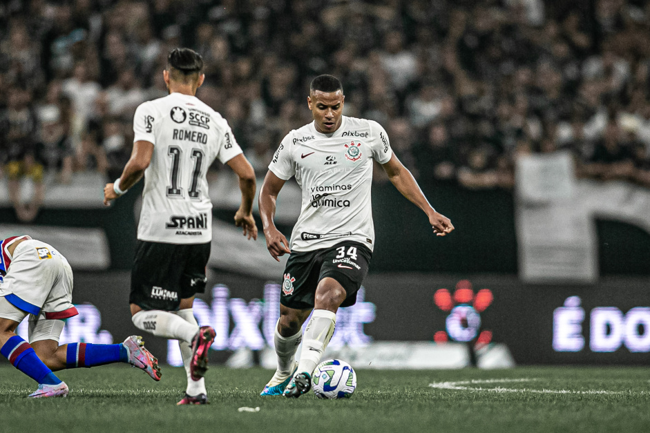 Murillo volta a ser destaque em meio a jogadores do Corinthians