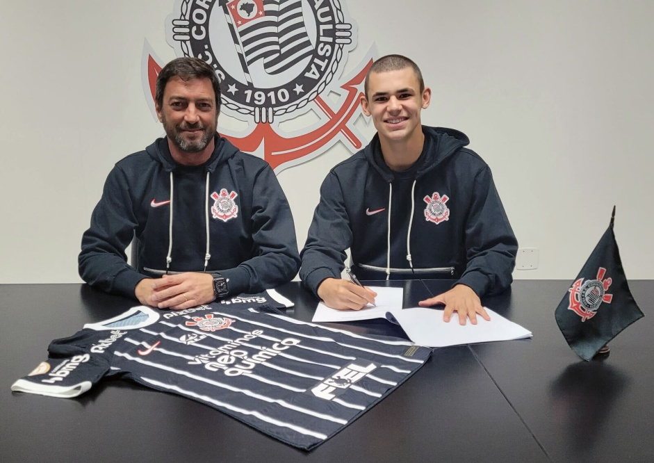 O jovem Gabriel Moscardo renovou seu contrato com o Corinthians por mais trs anos