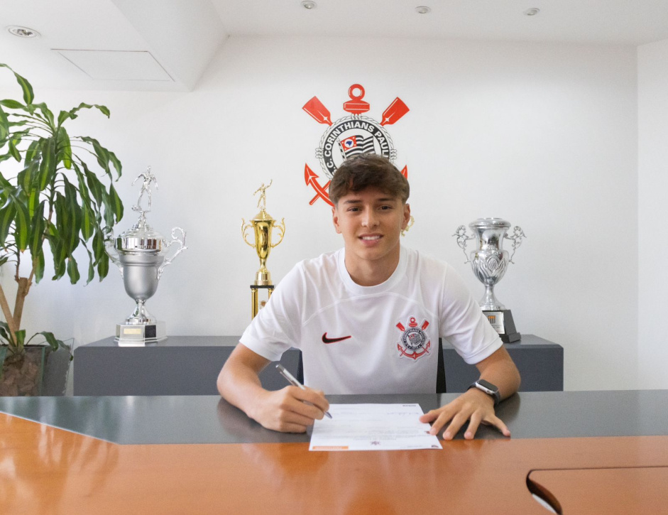 Jovem de 16 anos assina primeiro contrato profissional com o Corinthians