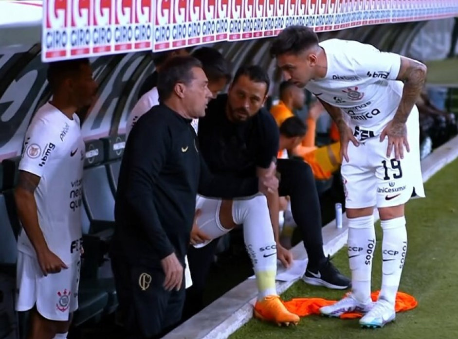 Gustavo Silva e Luxemburgo  beira do gramado em jogo do Corinthians contra o Cruzeiro