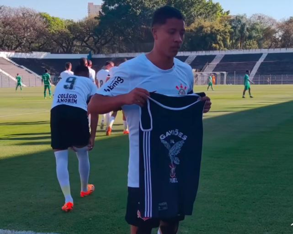 Atleta do Corinthians presta homenagem a vtimas de acidente durante partida do Sub-20