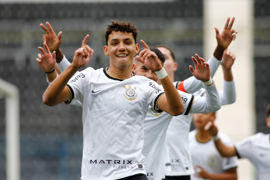 Beto atuando pela equipe Sub-17 do Corinthians