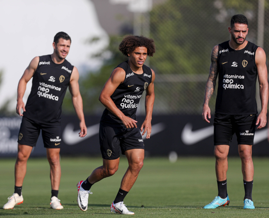 Biro, Renato e Giuliano durante treino do Corinthians no CT Joaquim Grava