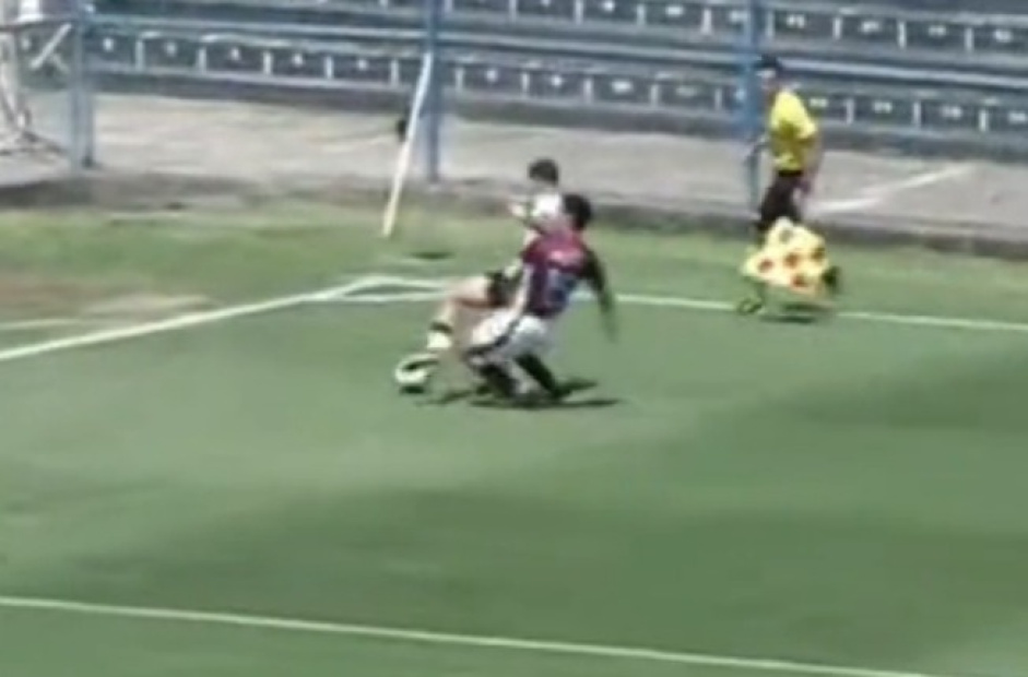 William conduzindo a bola contra a Juventus pelo Sub-17, na primeira rodada da terceira fase do Paulisto