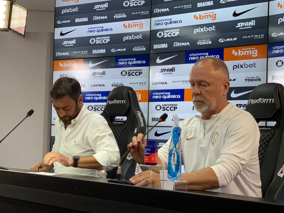 Duilio se defendeu de acusaes sobre mensagens que fez em 2021 de que no traria Mano Menezes para o Corinthians em seu mandato