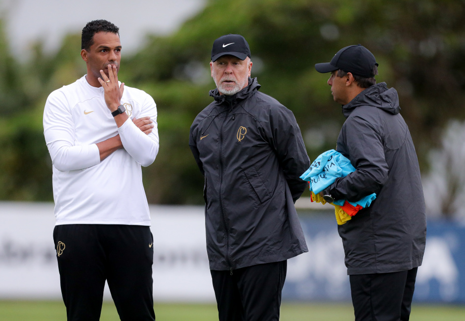 Fernando Lzaro, Mano Menezes e Sidnei Lobo durante treino do Corinthians