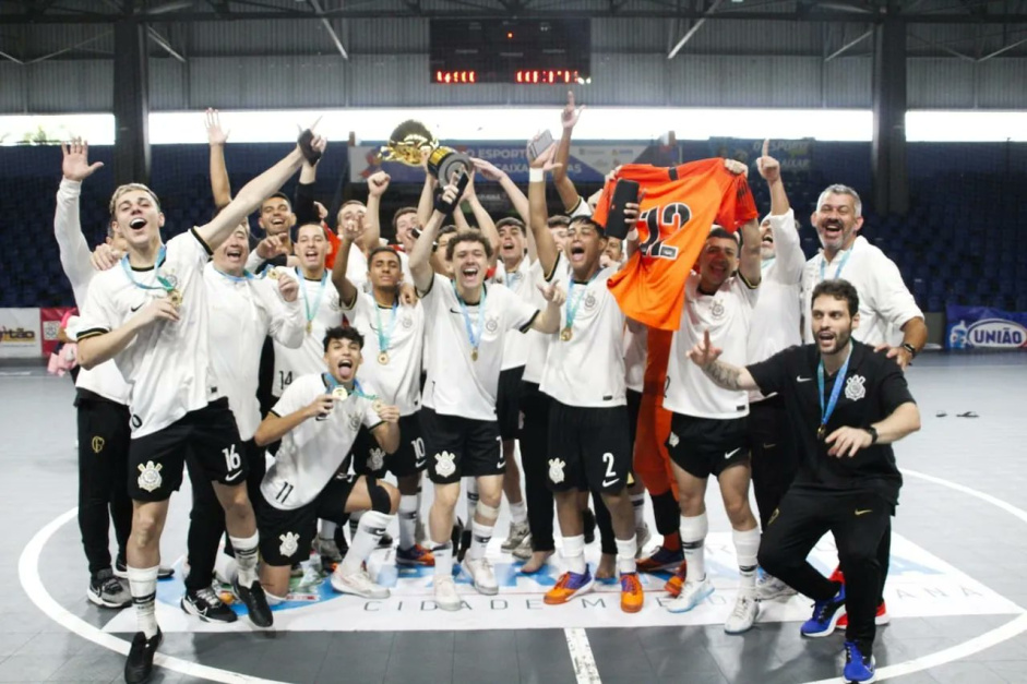 O time de futsal do Corinthians venceu a Taa Brasil Sub-17