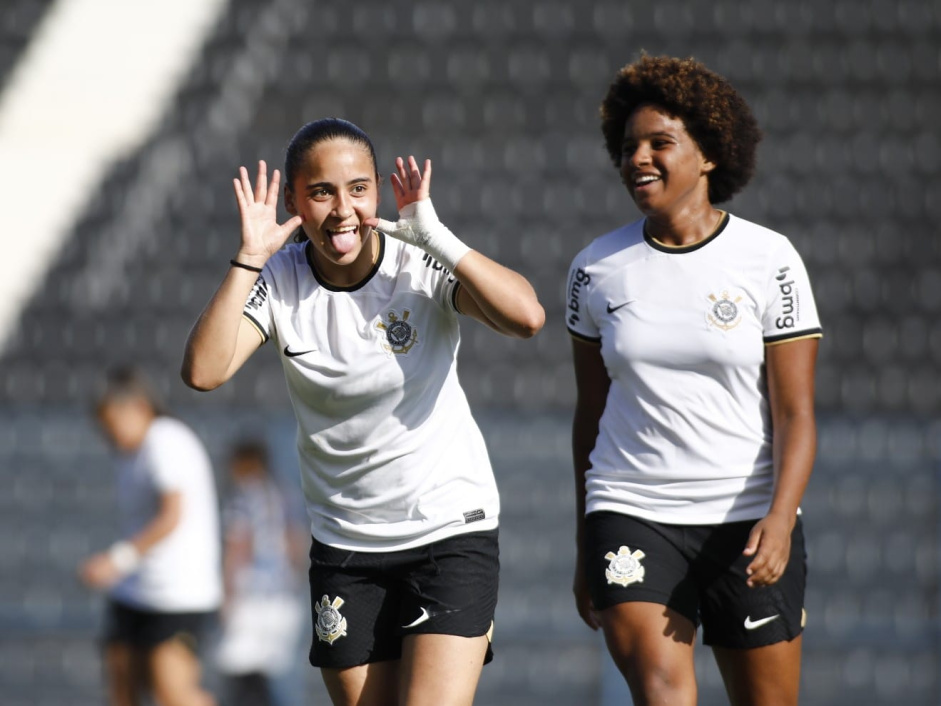 Rafa Rodrigues e Duda Mineira durante jogo do Corinthians Feminino Sub-20