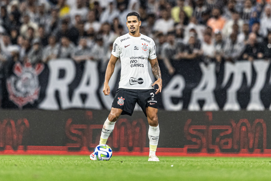 Lucas Verssimo no jogo do Corinthians contra o Flamengo, pelo Brasileiro